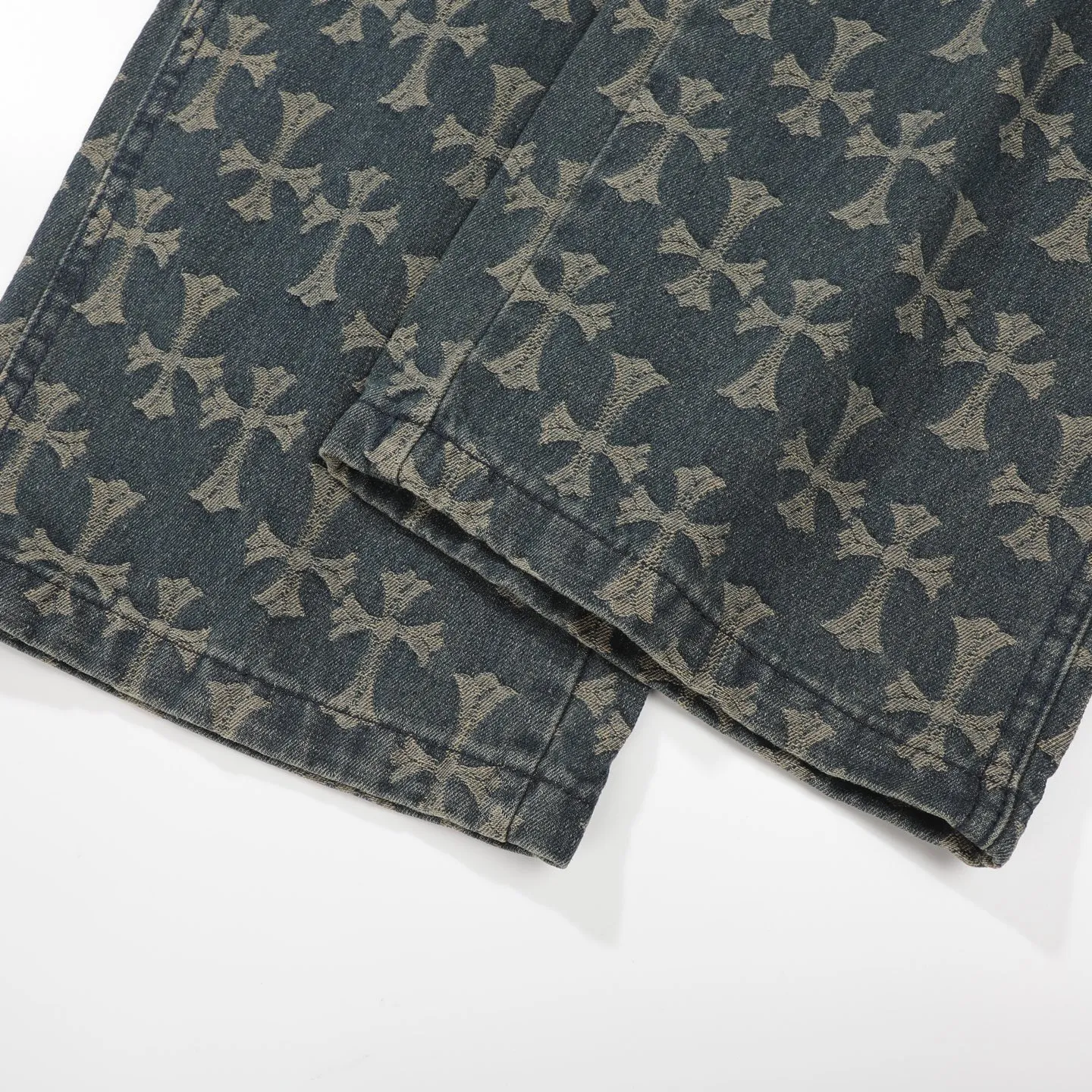 P220 Chrome Hearts｜Chrome Hearts CH all-over jacquard bootcut jeans - the same style as those of Internet celebrities. Cross-printed jeans, with unique cross design elements and all-over printing, full of design sense. It is made of 100% denim cotton fabric with heavy coarse yarn count, which ensures a stiff and tough silhouette while being soft, comfortable and breathable. The lapel is designed with silver buttons and is full of texture.  The classic dark yellow cross logo is all over the pants. They are generous and full of personality without being exaggerated. They are perfect for spring and summer!    Custom hardware! Same style for couples!  The three standards are complete, and the non-market version of the same style for men and women is free to compare and the quality is absolutely guaranteed. Size: 28/30/32/34/36 (s-xxl) Waist: 72/77/82/87/92 Knee: 55/56.5/58/59.5/61 Pants length: 103.5/105.5/107.5/109.5/111.5